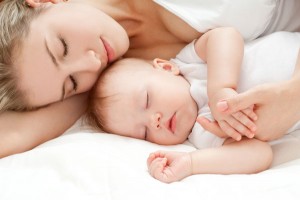 Foto de bebé durmiendo con su mamá
