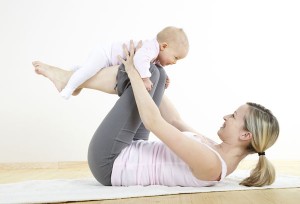 Foto de mamá haciendo Yoga-Pilates con su bebé